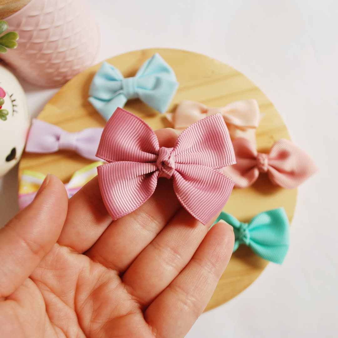 5 ideias de títulos:
1. Guia Completo: Como Começar a Vender Laços de Cabelo do Zero
2. Os 5 Modelos de Laços Mais Lucrativos para Artesanato
3. Materiais Essenciais e Onde Comprar para Fazer Laços de Sucesso
4. Estratégias de Precificação e Divulgação para Vender Mais Laços
5. Dicas de Acabamento e Embalagem que Valorizam seus Laços Artesanais