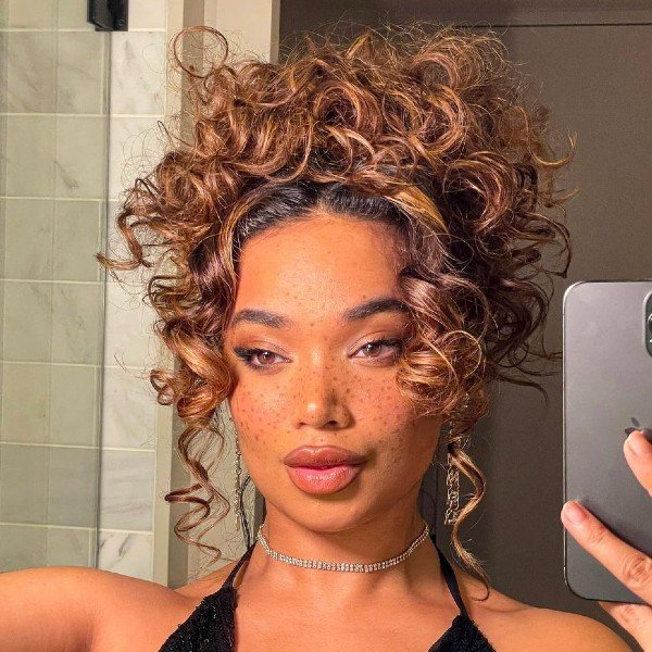 Gel ou Spray: Qual o Melhor Fixador para Seu Cabelo Cacheado?