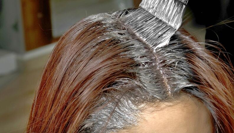 como retocar a raiz do cabelo branco com mechas