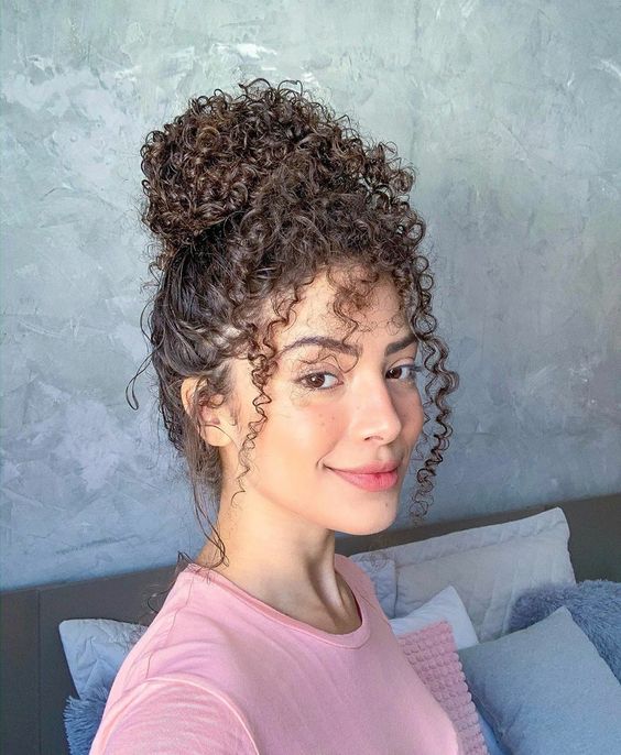 5 Ideias de Coques para Cabelos Cacheados: Do Casual ao Elegante
Como Fazer um Coque Perfeito em Cabelo Cacheado: Passo a Passo Detalhado
Os Melhores Estilos de Coque para Cabelos Cacheados Curtos e Longos
Dicas de Especialistas para um Coque Cacheado Duradouro e Volumoso
Tendências de Coques para Cabelos Cacheados: Inspire-se e Renove seu Visual