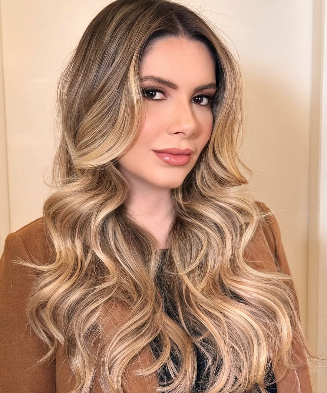 5 ideias de títulos:
1. Descubra as Cores de Cabelo que Vão Dominar 2026
2. Guia Completo: Como Escolher a Cor de Cabelo Perfeita para Você
3. De Natural a Vibrante: As Tendências de Coloração Capilar para 2026
4. Ruivo Acobreado e Loiro Perolado: As Cores Mais Desejadas de 2026
5. Cabelos Fantasia e Preto Azulado: Ouse com as Tendências de 2026