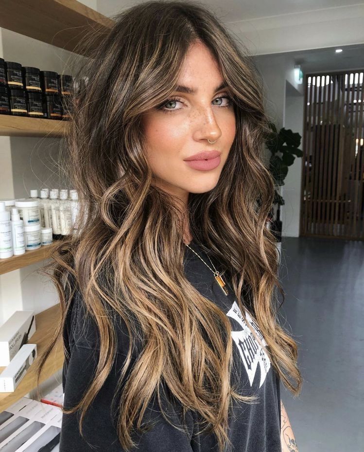 5 ideias de títulos:
1. Descubra as Cores de Cabelo que Vão Dominar 2026
2. Guia Completo: Como Escolher a Cor de Cabelo Perfeita para Você
3. De Natural a Vibrante: As Tendências de Coloração Capilar para 2026
4. Ruivo Acobreado e Loiro Perolado: As Cores Mais Desejadas de 2026
5. Cabelos Fantasia e Preto Azulado: Ouse com as Tendências de 2026