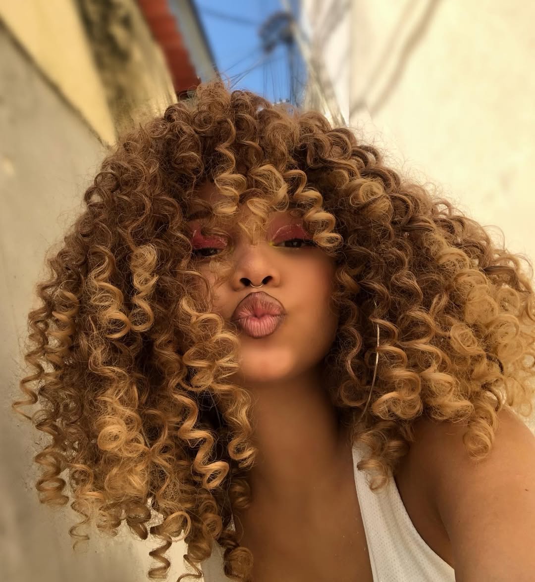 5 ideias de títulos:
1. Descubra as Cores de Cabelo que Vão Dominar 2026
2. Guia Completo: Como Escolher a Cor de Cabelo Perfeita para Você
3. De Natural a Vibrante: As Tendências de Coloração Capilar para 2026
4. Ruivo Acobreado e Loiro Perolado: As Cores Mais Desejadas de 2026
5. Cabelos Fantasia e Preto Azulado: Ouse com as Tendências de 2026