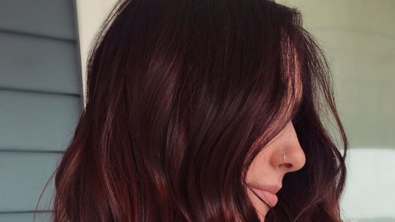 Como manter o cabelo vermelho violeta vibrante por mais tempo: Dicas de experts