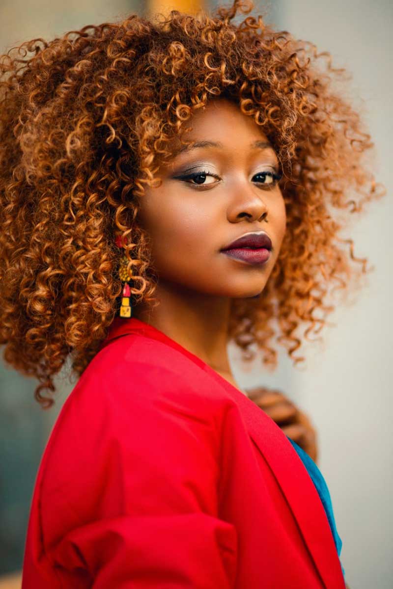 Produtos essenciais para manter a cor e o brilho em cabelos negros coloridos