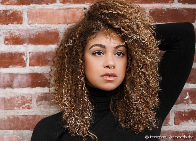 Produtos essenciais para manter a cor e o brilho em cabelos negros coloridos