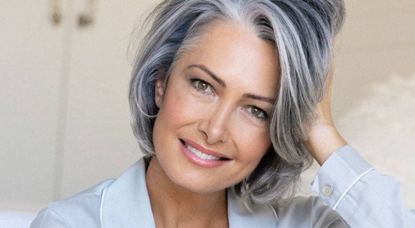 Guia completo de cores de cabelo que rejuvenescem em 2026