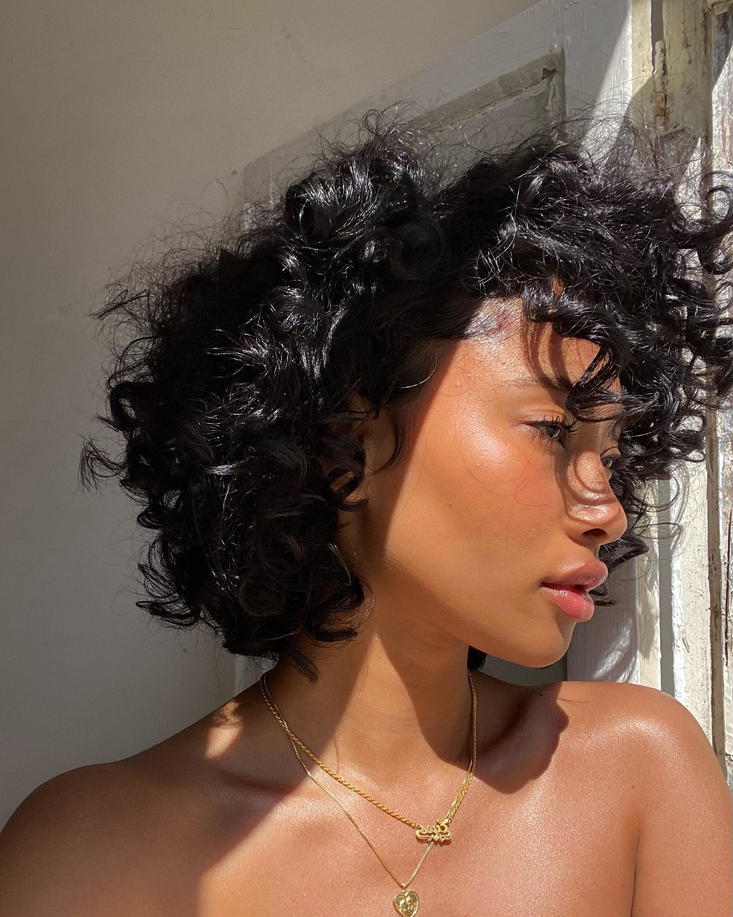 Short Bob com Franja: Elegância e praticidade para cabelos cacheados curtos