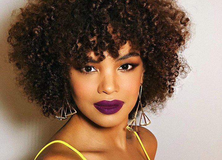 Dicas essenciais para a manutenção e finalização de cortes curtos cacheados