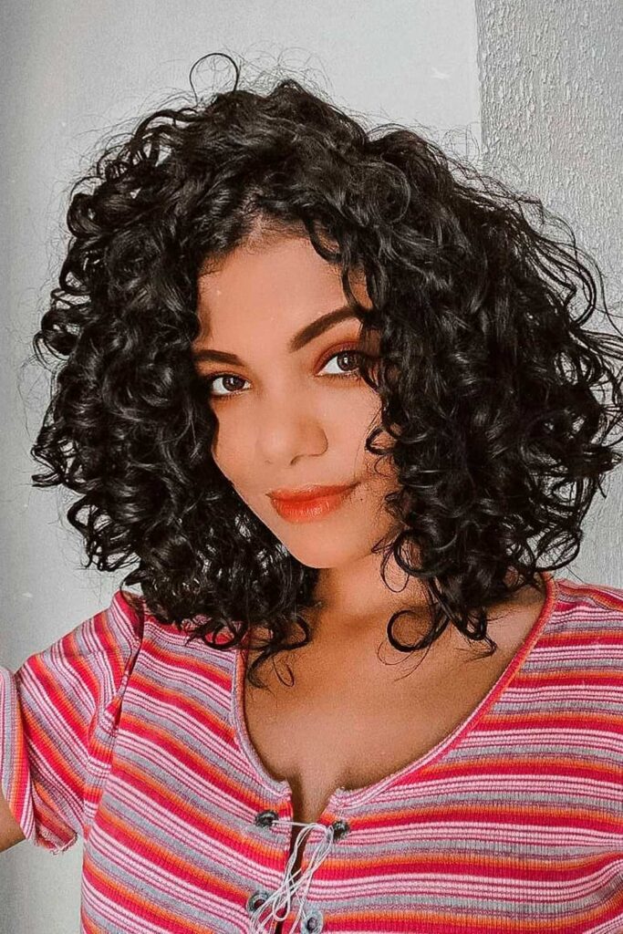 Dicas essenciais para a manutenção e finalização de cortes curtos cacheados