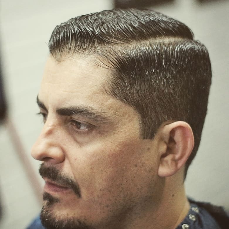 corte de cabelo 2 do lado e tesoura em cima