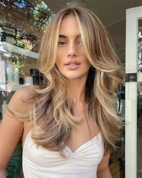 Cabelos Cacheados Anos 90: Dicas para um Volume Despojado e Autêntico