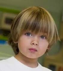 Guia Completo: Como Escolher o Primeiro Corte de Cabelo do Seu Bebê?