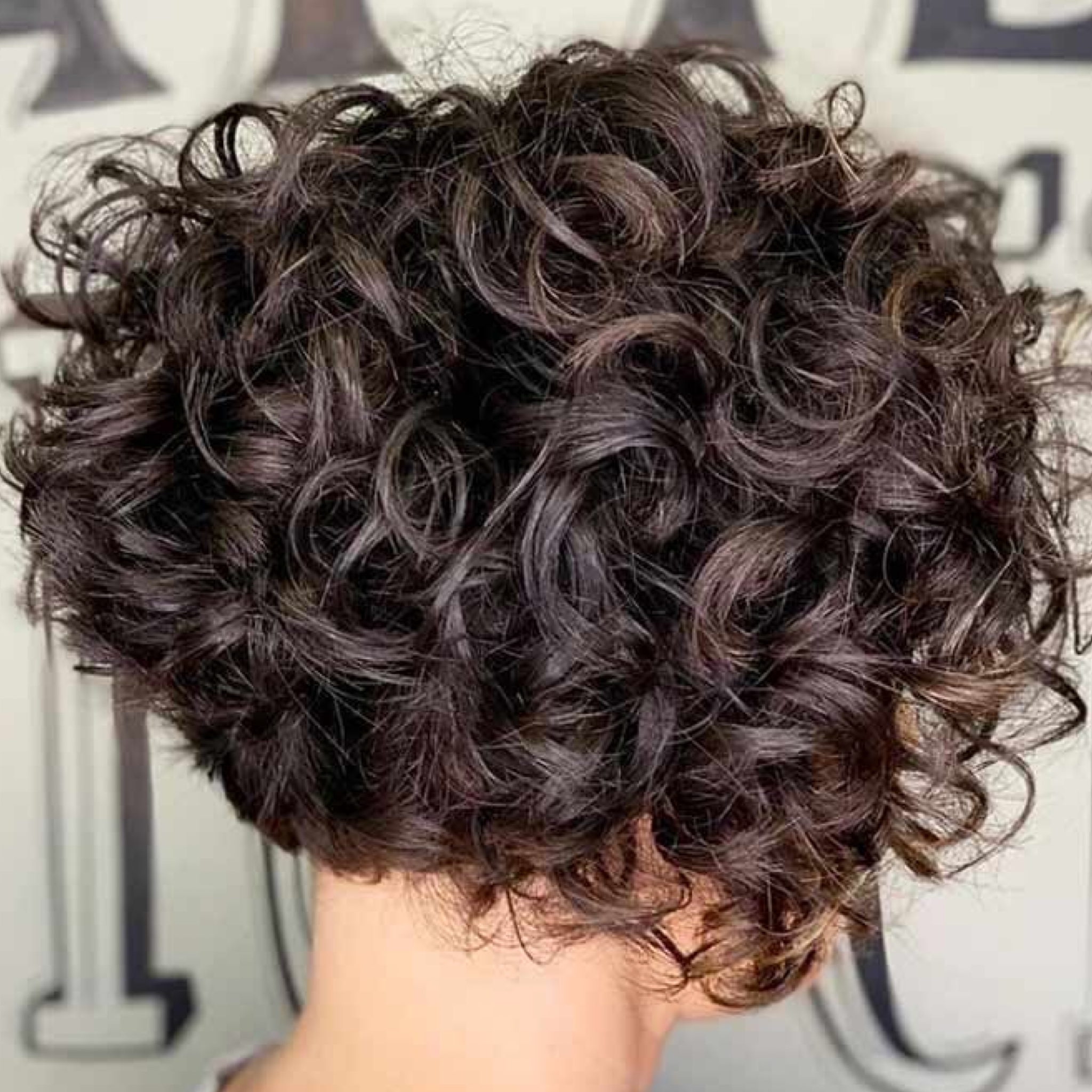 1. Guia Completo: Cortes de Cabelo Curtos para Cacheadas em 2026
2. Pixie Mullet vs. Short Bob: Qual o Melhor Corte Cacheado para Você?
3. Como Valorizar o Volume Natural com Cortes de Cabelo Curtos
4. Franjas Estratégicas: O Toque Final para Cortes de Cabelo Cacheados
5. Dicas de Estilização para Manter seu Corte Cacheado Curto Impecável