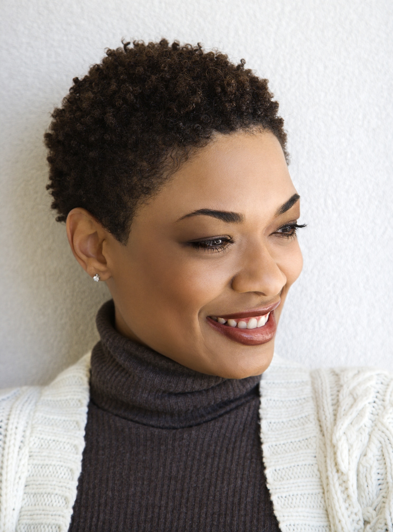 1. Guia Completo: Cortes de Cabelo Curtos para Cacheadas em 2026
2. Pixie Mullet vs. Short Bob: Qual o Melhor Corte Cacheado para Você?
3. Como Valorizar o Volume Natural com Cortes de Cabelo Curtos
4. Franjas Estratégicas: O Toque Final para Cortes de Cabelo Cacheados
5. Dicas de Estilização para Manter seu Corte Cacheado Curto Impecável