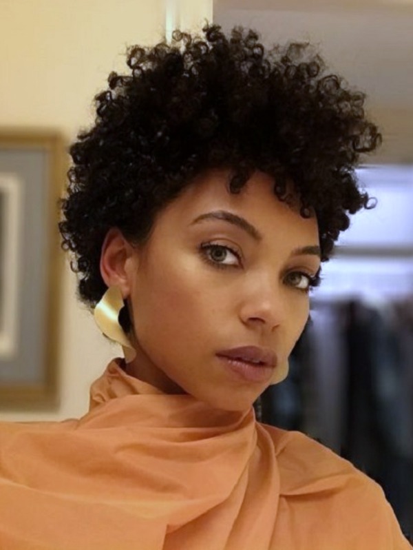 1. Guia Completo: Cortes de Cabelo Curtos para Cacheadas em 2026
2. Pixie Mullet vs. Short Bob: Qual o Melhor Corte Cacheado para Você?
3. Como Valorizar o Volume Natural com Cortes de Cabelo Curtos
4. Franjas Estratégicas: O Toque Final para Cortes de Cabelo Cacheados
5. Dicas de Estilização para Manter seu Corte Cacheado Curto Impecável