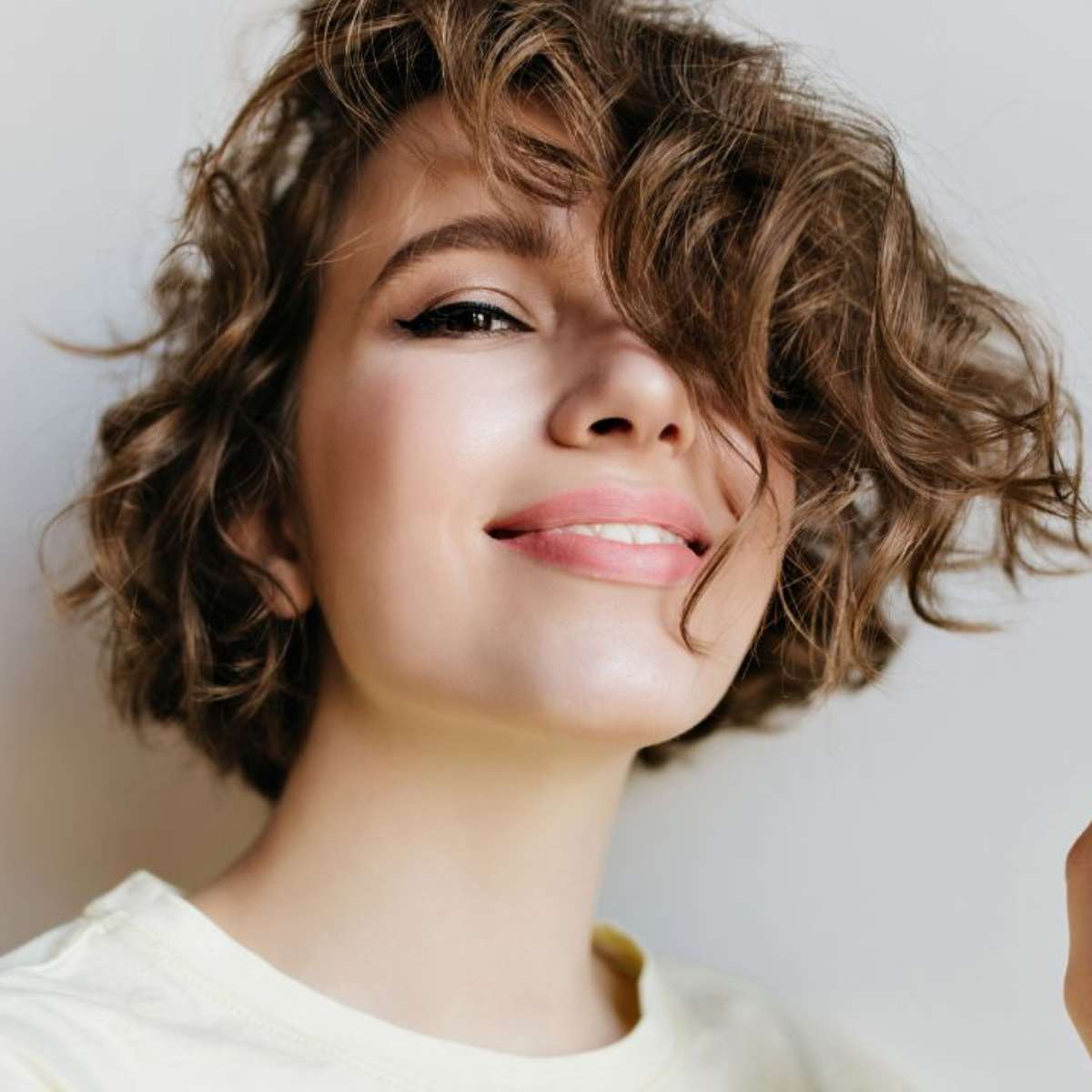 1. Guia Completo: Cortes de Cabelo Curtos para Cacheadas em 2026
2. Pixie Mullet vs. Short Bob: Qual o Melhor Corte Cacheado para Você?
3. Como Valorizar o Volume Natural com Cortes de Cabelo Curtos
4. Franjas Estratégicas: O Toque Final para Cortes de Cabelo Cacheados
5. Dicas de Estilização para Manter seu Corte Cacheado Curto Impecável