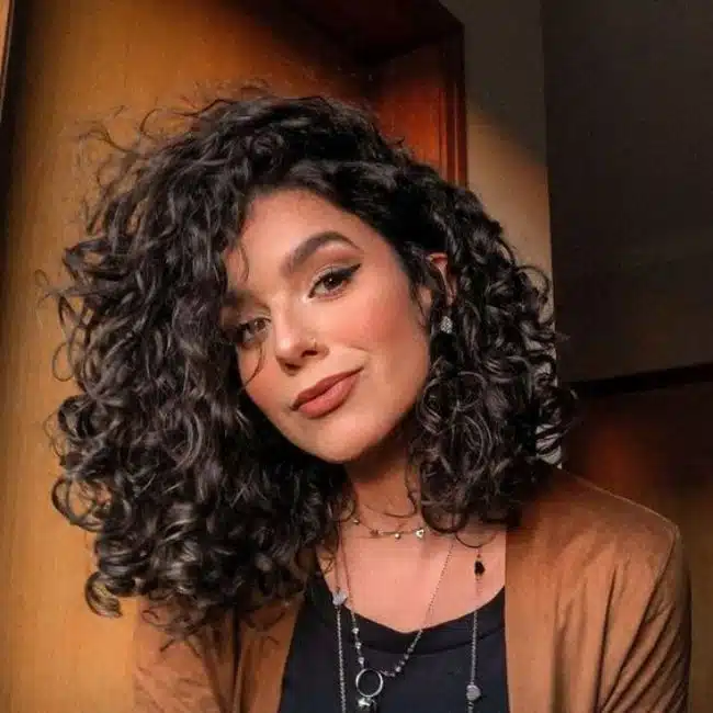 corte de cabelo cacheado curto moderno