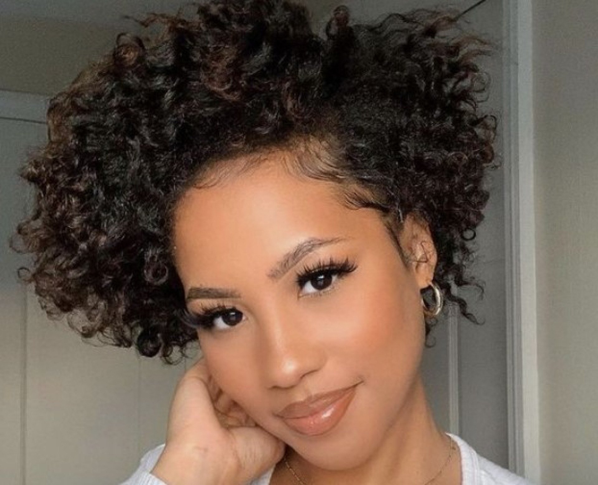 1. Guia Completo: Cortes de Cabelo Curtos para Cacheadas em 2026
2. Pixie Mullet vs. Short Bob: Qual o Melhor Corte Cacheado para Você?
3. Como Valorizar o Volume Natural com Cortes de Cabelo Curtos
4. Franjas Estratégicas: O Toque Final para Cortes de Cabelo Cacheados
5. Dicas de Estilização para Manter seu Corte Cacheado Curto Impecável