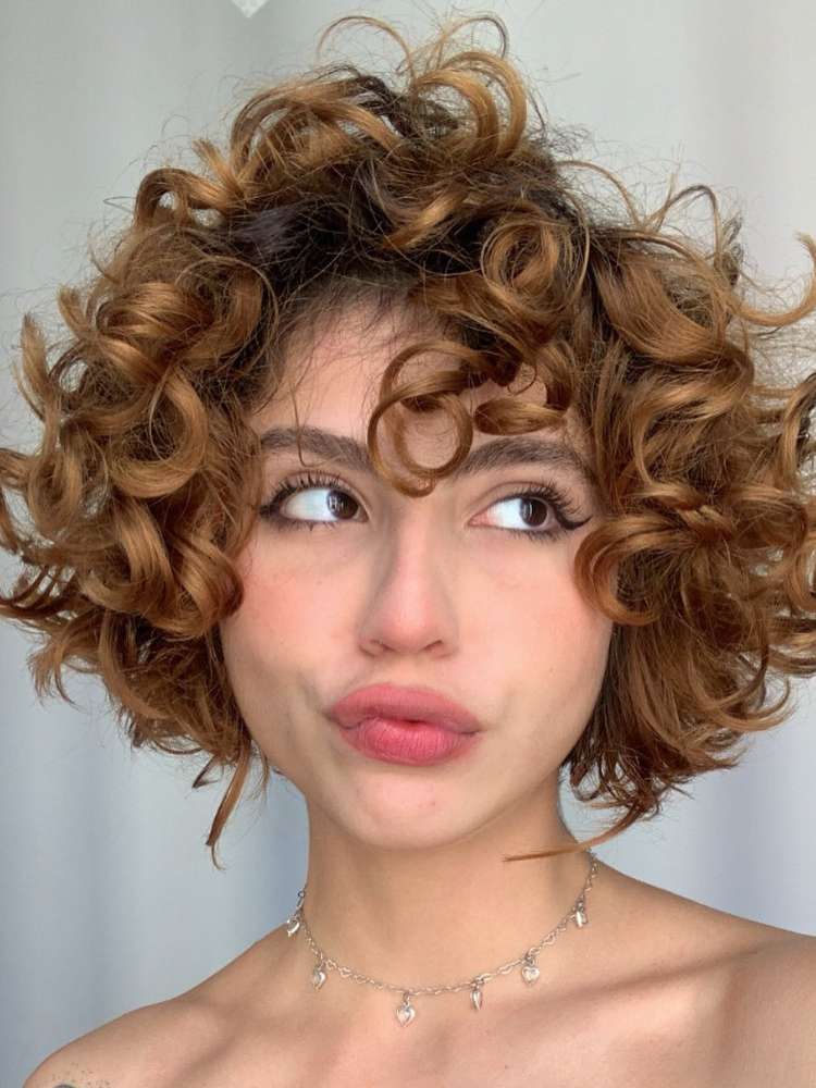1. Guia Completo: Cortes de Cabelo Curtos para Cacheadas em 2026
2. Pixie Mullet vs. Short Bob: Qual o Melhor Corte Cacheado para Você?
3. Como Valorizar o Volume Natural com Cortes de Cabelo Curtos
4. Franjas Estratégicas: O Toque Final para Cortes de Cabelo Cacheados
5. Dicas de Estilização para Manter seu Corte Cacheado Curto Impecável