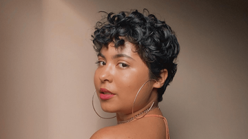 corte de cabelo cacheado curto moderno