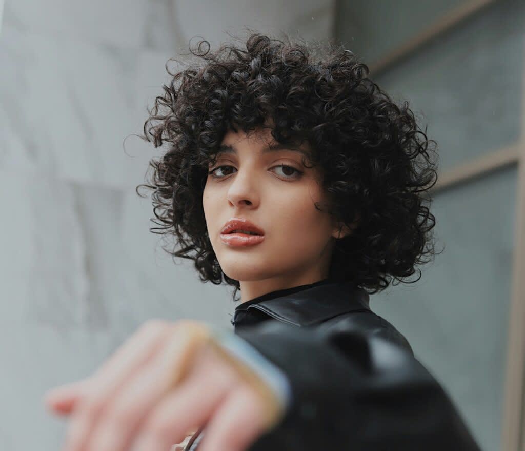 1. Guia Completo: Cortes de Cabelo Curtos para Cacheadas em 2026
2. Pixie Mullet vs. Short Bob: Qual o Melhor Corte Cacheado para Você?
3. Como Valorizar o Volume Natural com Cortes de Cabelo Curtos
4. Franjas Estratégicas: O Toque Final para Cortes de Cabelo Cacheados
5. Dicas de Estilização para Manter seu Corte Cacheado Curto Impecável