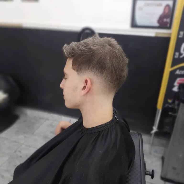 Cortes com Letras Orientais: Inovação e Estilo no Cabelo Masculino