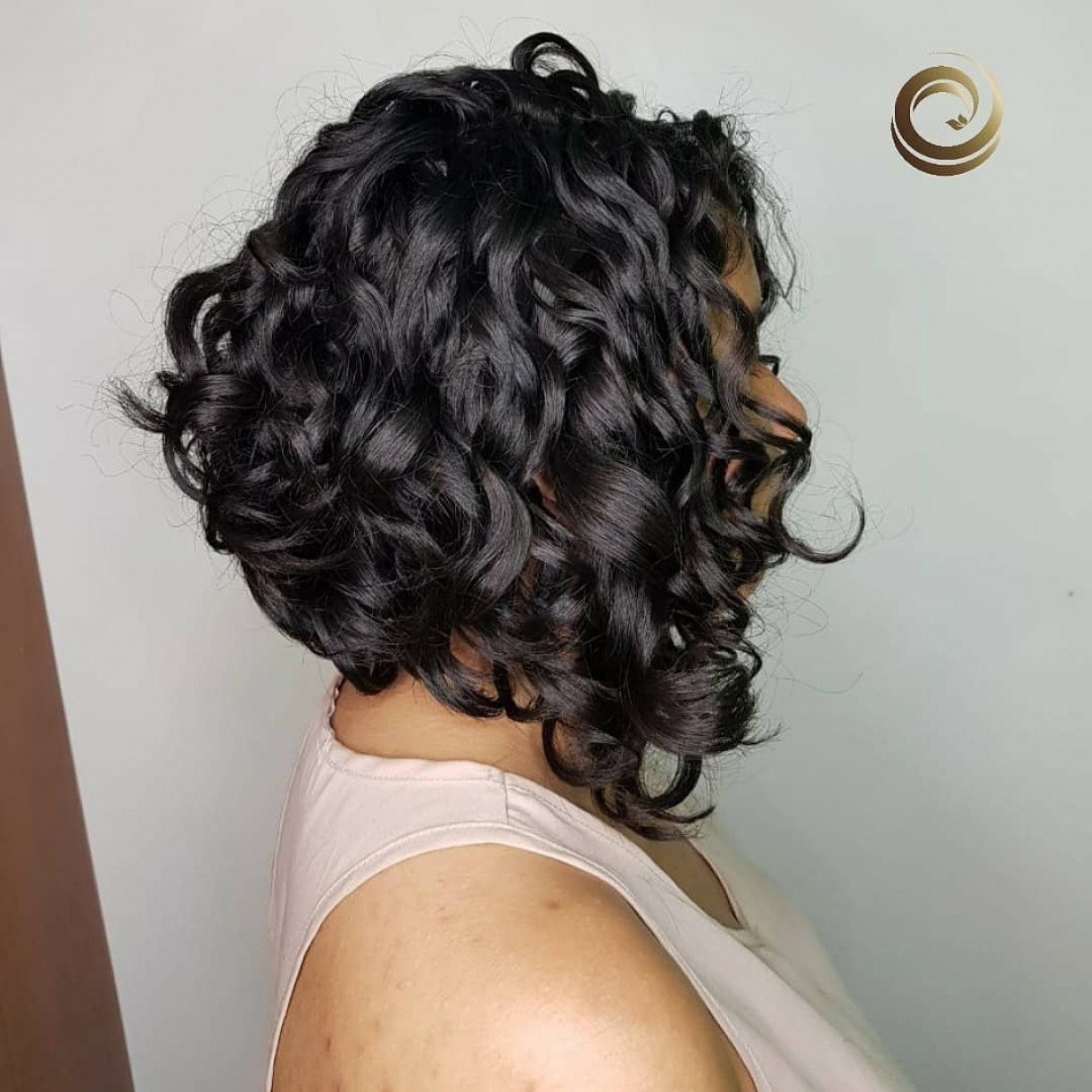 Corte Chanel em Camadas para Cabelos Cacheados: Diga Adeus ao Efeito Pirâmide