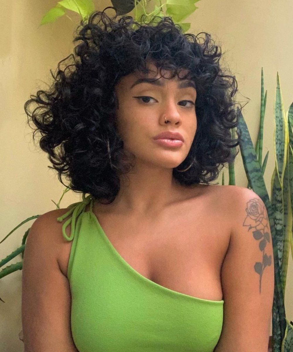 Chanel Assimétrico Cacheado: Personalidade e Estilo em Cada Curva