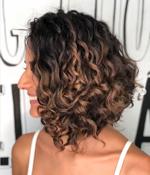 corte de cabelo curto cacheado chanel