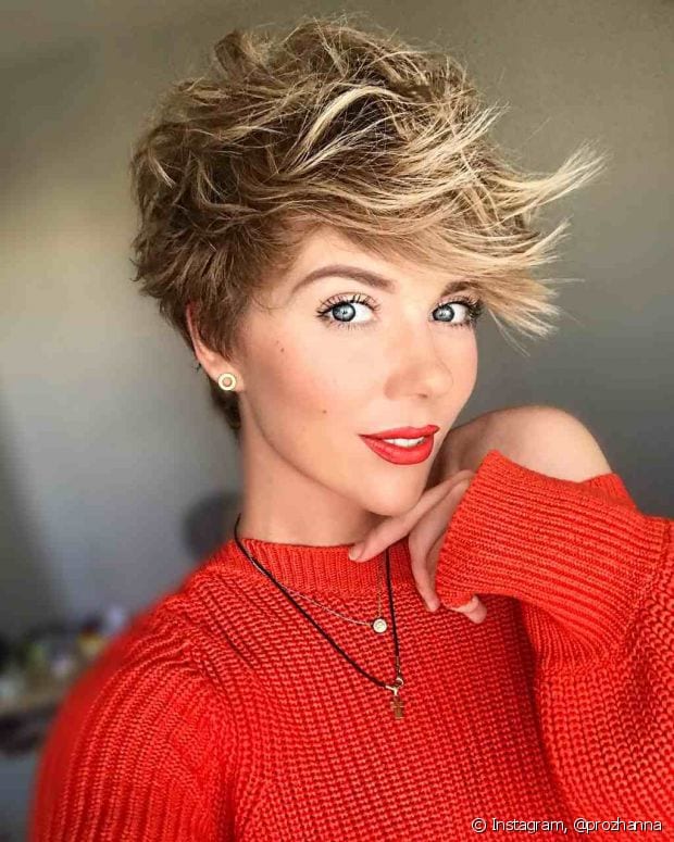 corte de cabelo curto repicado em camadas com franja