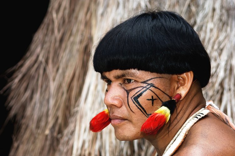 Moicano com Degradê: A Evolução de um Clássico Indígena para o Estilo Urbano