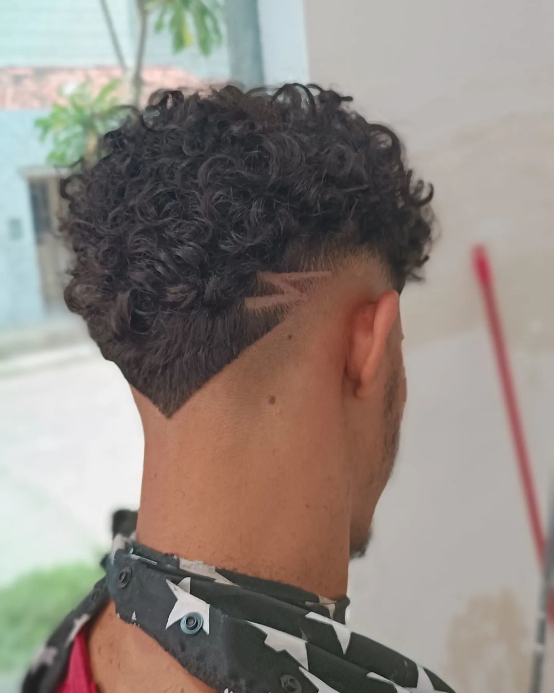 mid fade em v masculino