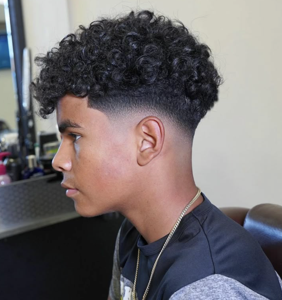 corte em v masculino cacheado