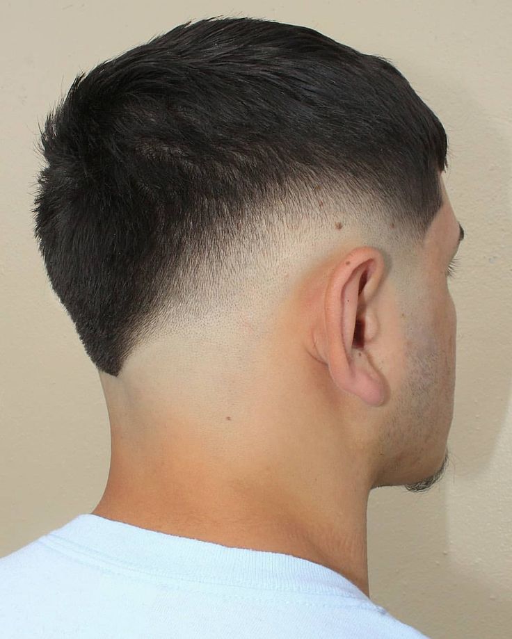 corte em v masculino com risco