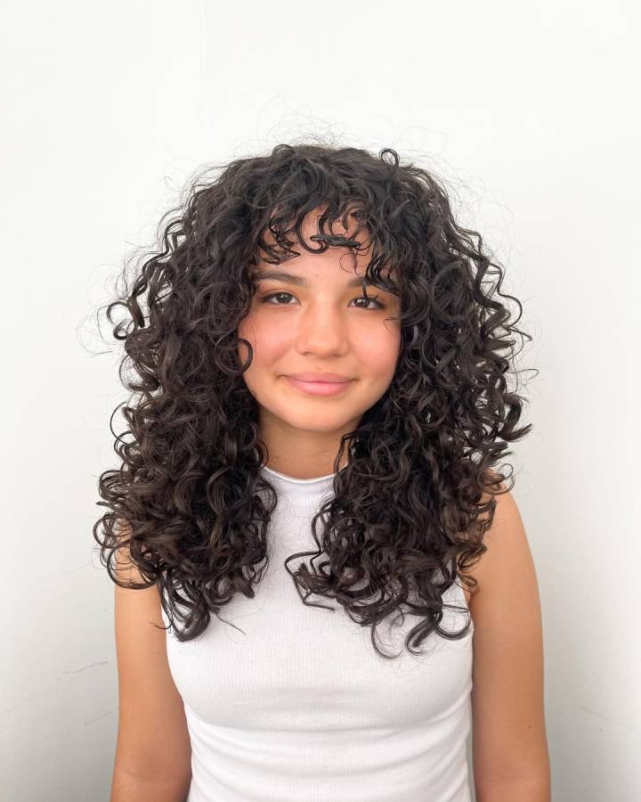 5 ideias de títulos:
1. Desvendando o Cabelo 3B: Cortes que Valorizam Seus Cachos
2. Corte em Camadas para Cabelo 3B: O Guia Definitivo
3. Shaggy Hair e Pixie Cut: Tendências Ousadas para Cachos 3B
4. A Importância do Corte a Seco para Cabelos Tipo 3B
5. Como Manter o Comprimento e Dar Leveza aos Cachos 3B