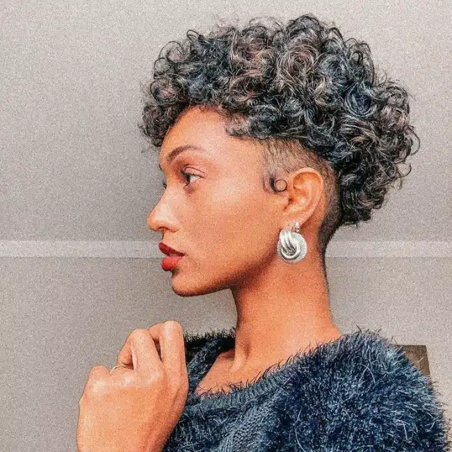 5 ideias de títulos:
1. Desvendando o Cabelo 3B: Cortes que Valorizam Seus Cachos
2. Corte em Camadas para Cabelo 3B: O Guia Definitivo
3. Shaggy Hair e Pixie Cut: Tendências Ousadas para Cachos 3B
4. A Importância do Corte a Seco para Cabelos Tipo 3B
5. Como Manter o Comprimento e Dar Leveza aos Cachos 3B