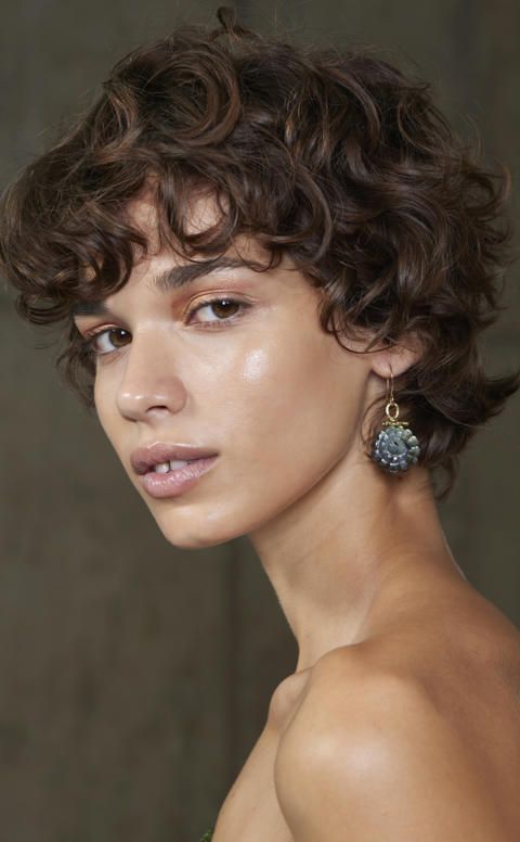 Curly Bob e Shaggy Cacheado: Os Cortes dos Anos 90 Que Estão Bombando Novamente