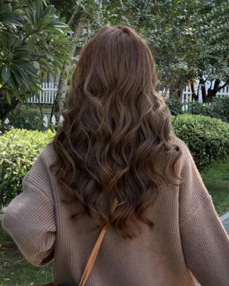 Cortes de cabelo que rejuvenescem: O poder das camadas longas