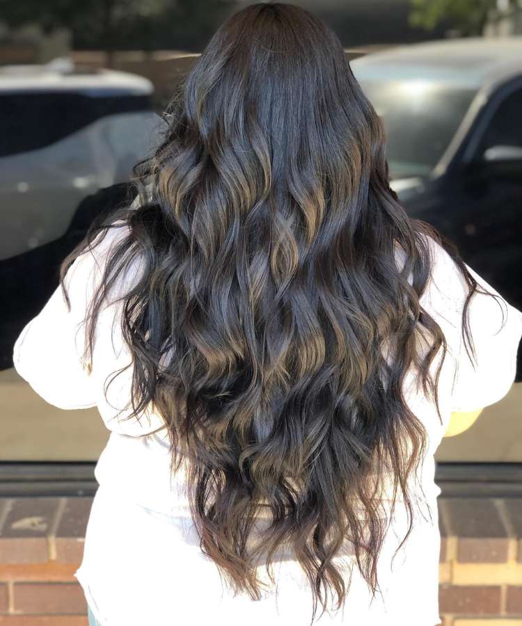 Corte Repicado vs. Camadas: Qual o Melhor para Seu Cabelo Ondulado Longo?