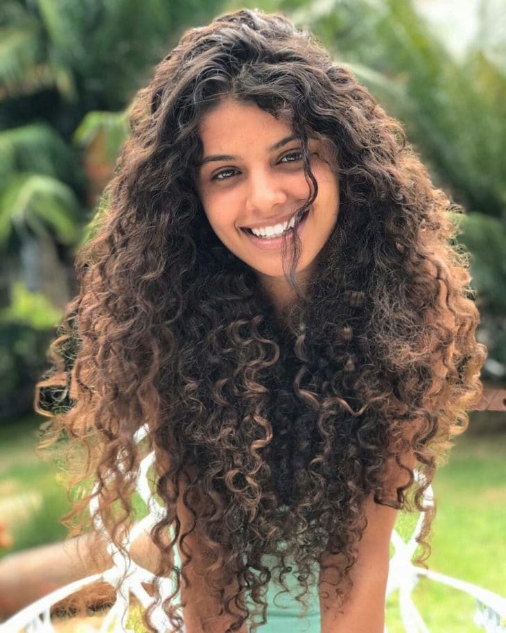 Corte Repicado vs. Camadas: Qual o Melhor para Seu Cabelo Ondulado Longo?