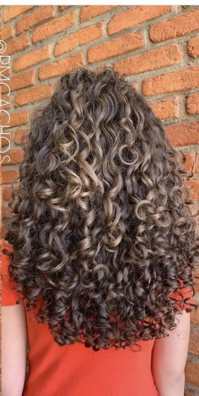 Fitagem em Cabelos Ondulados: O Passo a Passo para Ondas Perfeitas