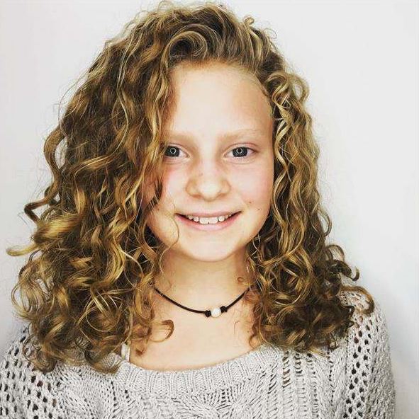 5 ideias de títulos:
1. Os Melhores Cortes de Cabelo Cacheado para Meninas em 2024
2. Guia Completo: Como Cuidar do Cabelo Cacheado Infantil
3. Dicas de Finalização para Deixar os Cachos das Crianças Perfeitos
4. Cortes que Valorizam o Volume: Tendências para Cabelos Cacheados Infantis
5. Encontrando o Salão Ideal para o Corte de Cabelo Cacheado da Sua Filha