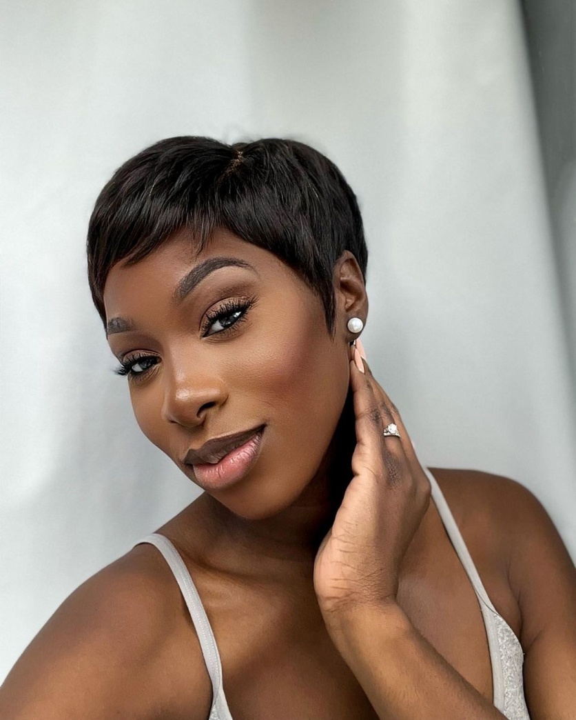 corte de cabelo feminino médio para rosto redondo