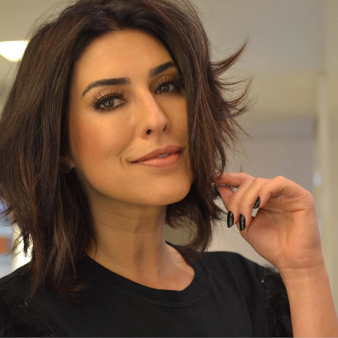 Cortininha e o que Evitar; Cabelo Longo em Camadas: O Segredo para Harmonizar o Rosto Quadrado; Como Escolher o Corte Ideal para Rosto Quadrado: Dicas de Especialista