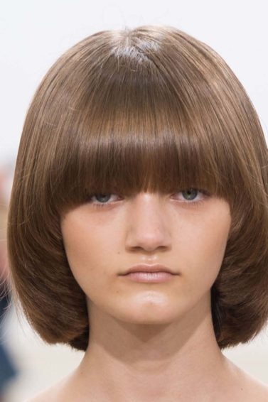 Long Bob para Rosto Quadrado: O Guia Completo para Suavizar seus Traços; Pixie Cut e Shaggy Hair: Cortes Curtos e Médios que Transformam o Rosto Quadrado; Franjas Perfeitas para Rosto Quadrado: Lateral