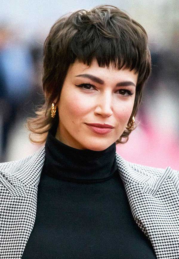 5 ideias de títulos:
1. O Retorno Triunfal do Corte Pigmaleão: Como Adotar a Tendência Anos 70 Hoje
2. Pigmaleão vs. Wolf Cut: Entenda as Semelhanças e Diferenças
3. Guia Completo: Cortes de Cabelo em Camadas que Rejuvenessem
4. A História Por Trás do Corte Pigmaleão e Seu Legado na Moda
5. Como Recriar o Volume e Movimento do Corte Pigmaleão no Seu Cabelo