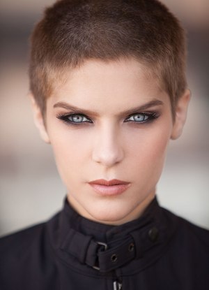 Cores Vibrantes no Buzz Cut: Tendências e Como Cuidar