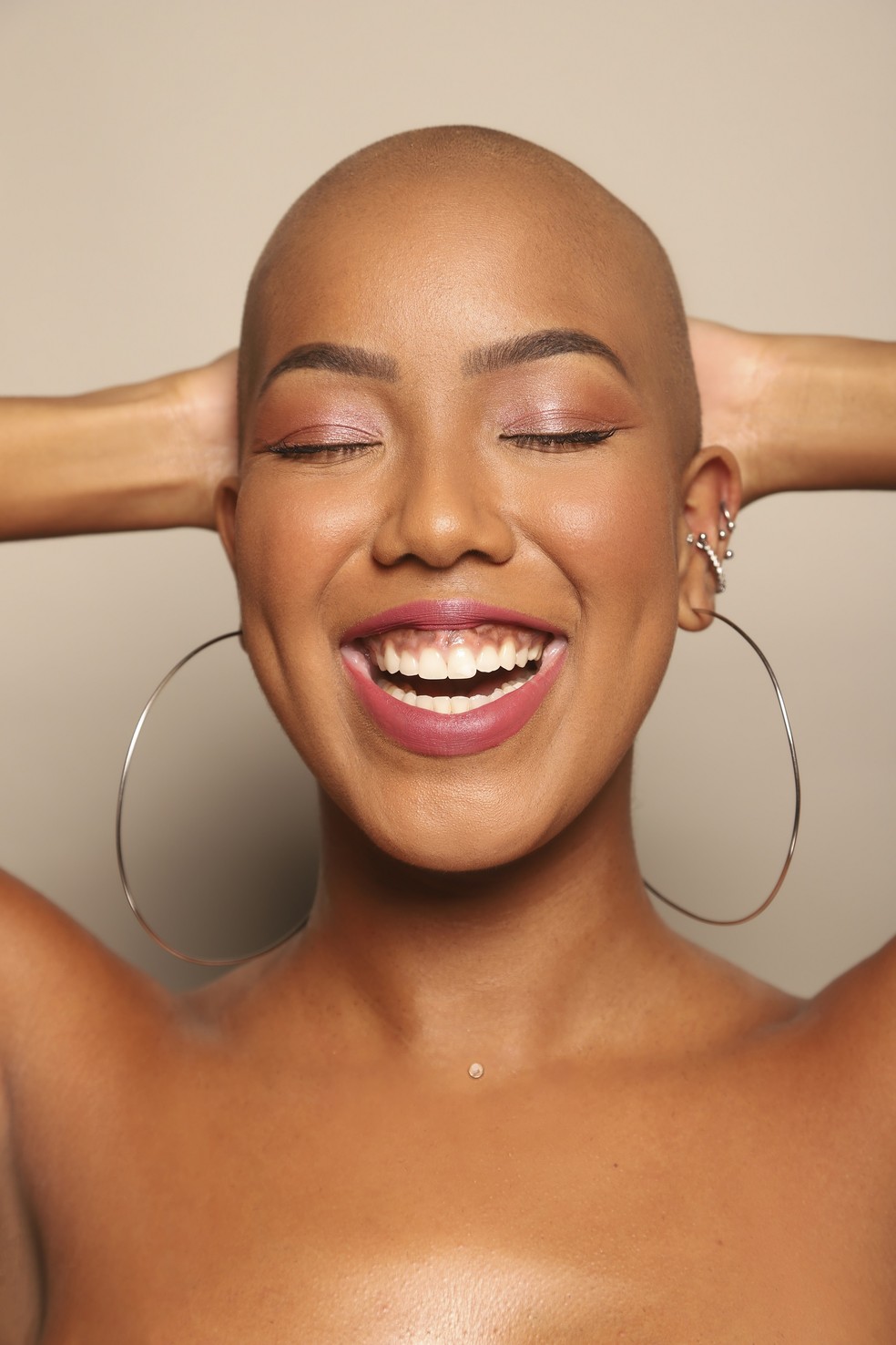 Manutenção e Cuidados Essenciais para o Cabelo Raspado Feminino