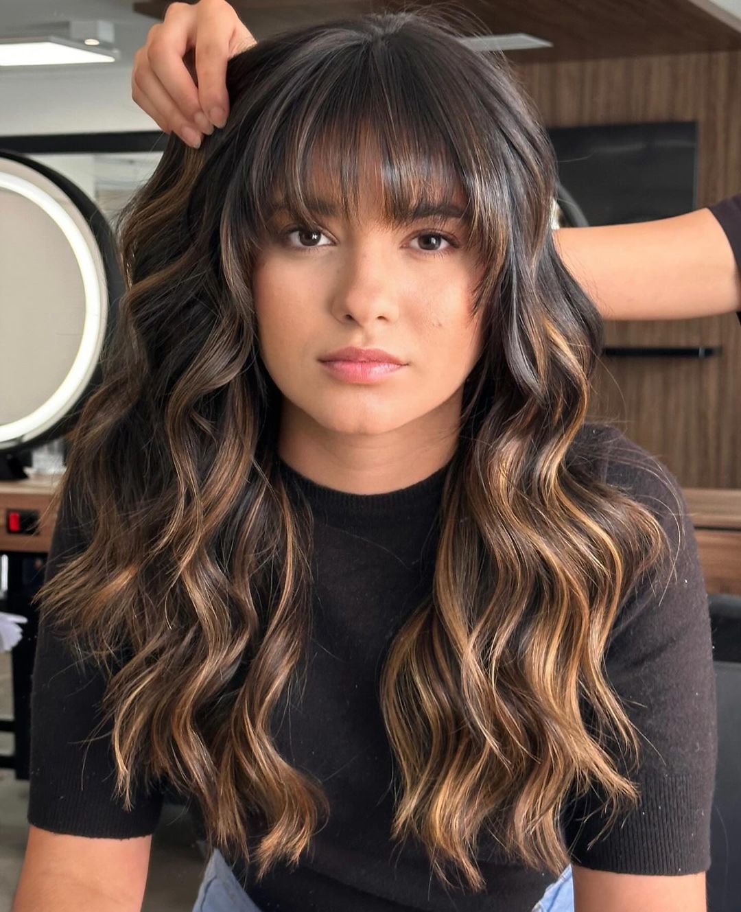 Guia completo de finalização para cabelo ondulado: fitagem e produtos essenciais